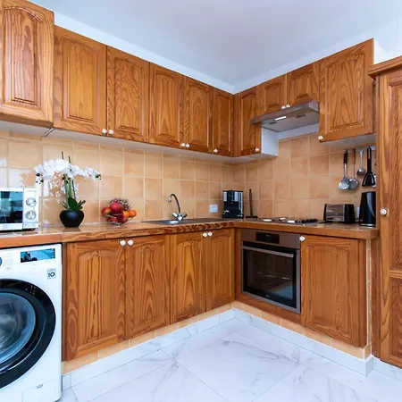 Lovely 1 Bedroom With Sea Views Apartment *