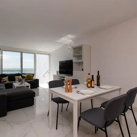 Lovely 1 Bedroom With Sea Views