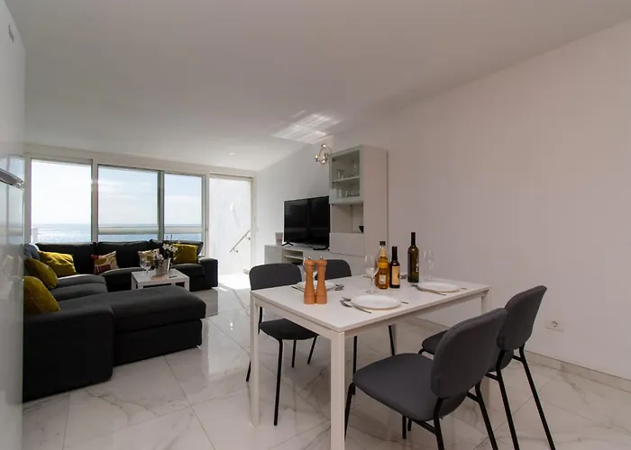 Lovely 1 Bedroom With Sea Views